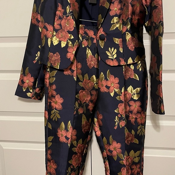NWT Women’s Pantsuit, Jacket Size XS, Pants Size Small - Picture 3 of 4